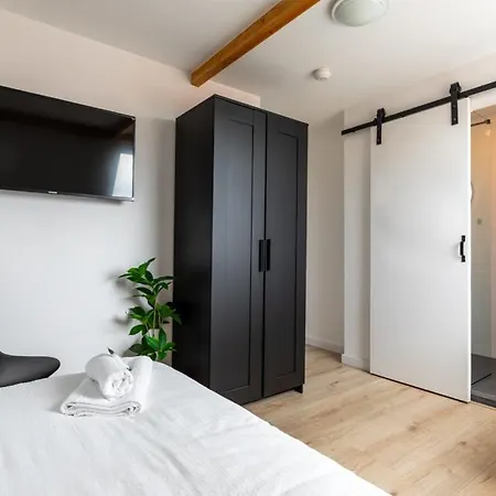 Minimalist-bed And Coffee Near 013 With Kitchen * 튈뷔르흐